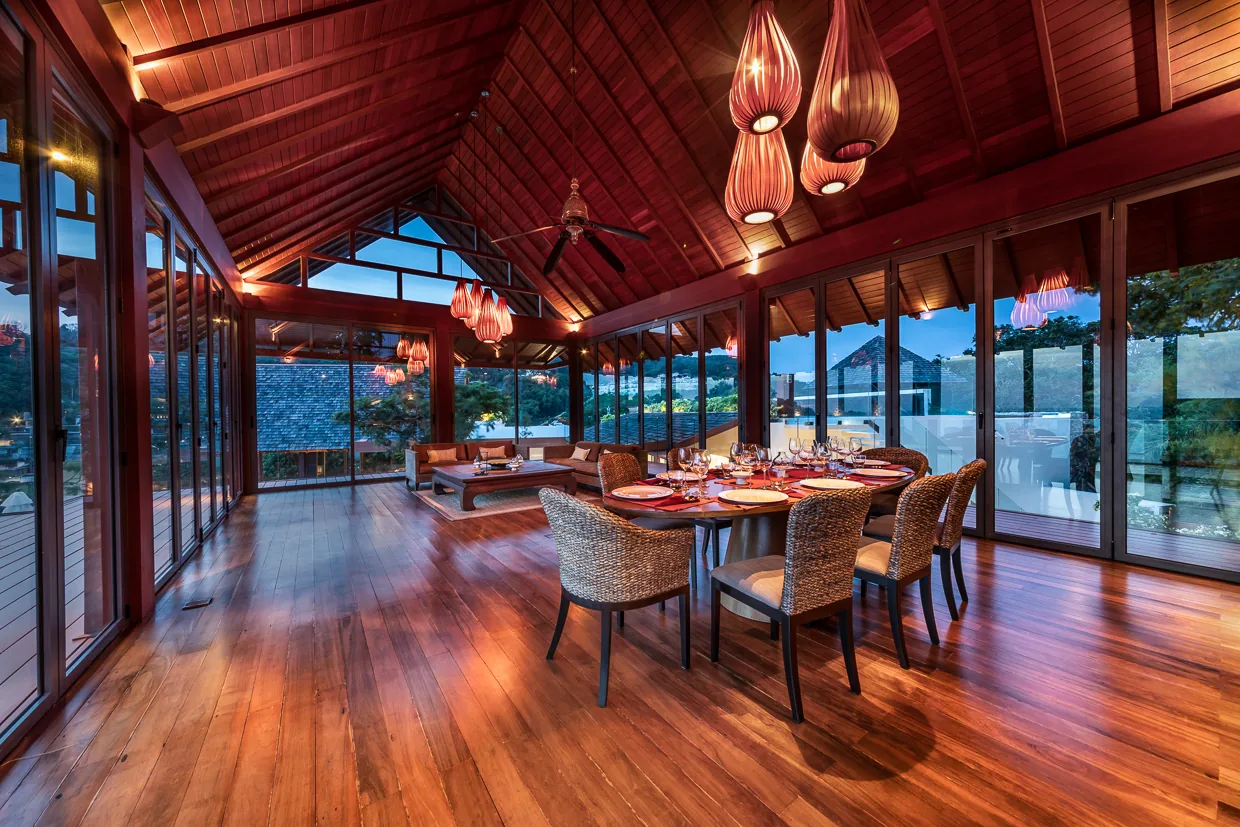 The red lacquered ceiling of the upper dining pavilion, set for dinner